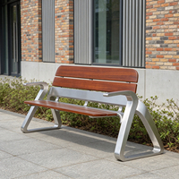 Banc de parc moderne en acier inoxydable et bois massif pour extérieur urbain avec dossier long et poignée
