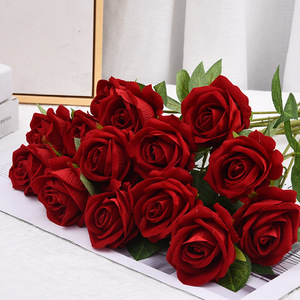 Roses rouges en soie artificielle fleurs Roses réalistes <span class=keywords><strong>fleur</strong></span> unique fausse <span class=keywords><strong>fleur</strong></span> longue tige Bouquets pour Noël maison fête de mariage - Product Image 3