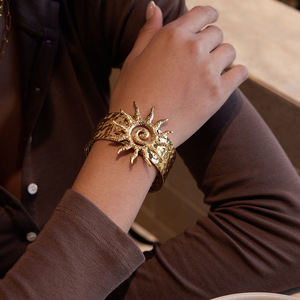 Brazalete Espiral Sun Wide Face de Acero Inoxidable con Oro de 18K, Joyería Unisex, Accesorio de Moda - Product Image 3