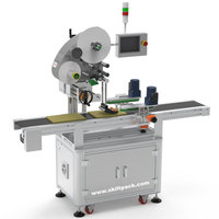 Máquina Etiquetadora Automática Eléctrica SKILT C-WRAP para Etiquetas Adhesivas en la Superficie Superior con Control PLC de Alto Rendimiento