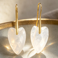 Boucles d'oreilles pendantes D1018 en pierre naturelle, cœur en quartz clair, base en laiton plaqué or, boucles d'oreilles pendantes pour femmes, bijoux bohèmes