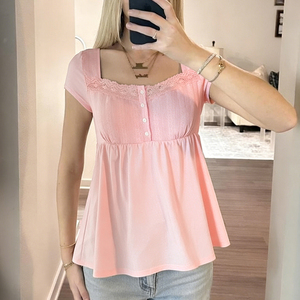 Camiseta de verano para mujer al por mayor, con encaje calado, de manga corta, holgada, estilo babydoll, informal y adelgazante - Product Image 3