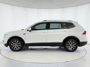 Volkswagen <span class=keywords><strong>Tiguan</strong></span> L 330TSI Luxury AWD SUV Usado de 2018 - Techo Solar Panorámico, Puerta Trasera Eléctrica, Asientos de Cuero, Bien Cuidado - Product Image 2