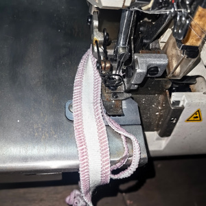 Máquina de Coser Overlock SHING LING Usada, 4500 Puntadas/min, 11mm, 45x35x40cm, Caja de Madera, Motor de Accionamiento Directo, Uso Doméstico - Product Image 4