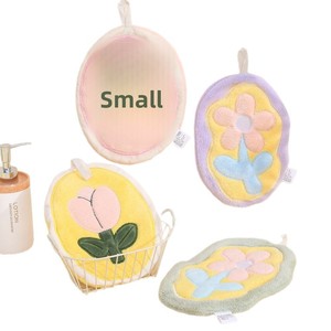 Paño de cocina colgante absorbente de forro polar coral con diseño de flores de dibujos animados, ideal para limpiar manos y fregar. - Product Image 4