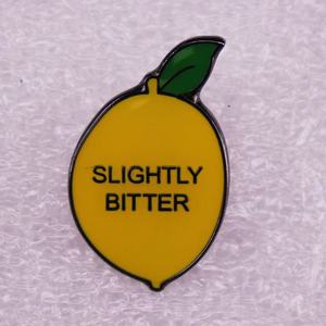 Spilla in Lega di Zinco con Limone Amaro, Gioiello Minimalista con Placcatura in Nichel Nero, Spilla Agrumata per un Tocco Sarcasmico - Product Image 4