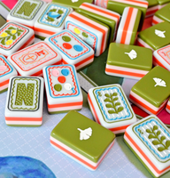 Tuiles de mahjong Grace, thème oiseaux, acrylique de luxe, 160 tuiles de mahjong, ensemble américain, 4 couches, avec tapis de mahjong à motifs d'oiseaux et de fleurs