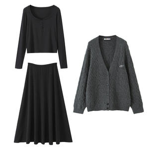 Conjunto de Tres Piezas para Mujer Talla Grande Runqi, Top Negro, Falda Gris, Cárdigan de Punto Trenzado, Atuendo Casual Otoño Invierno N9042 - Product Image 1