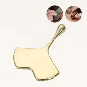 Ensemble de masseur gua sha en forme d'éventail de luxe avancé et léger beauté du visage lifting du visage outil de massage par <span class=keywords><strong>grattage</strong></span> en métal Gua sha <span class=keywords><strong>personnalisé</strong></span> - Product Image 1
