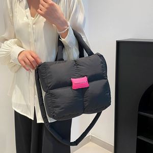 Sac à main matelassé imperméable de grande capacité personnalisé pour femmes, sac fourre-tout rembourré avec bandoulière pour l'été, l'automne et l'hiver - Product Image 3