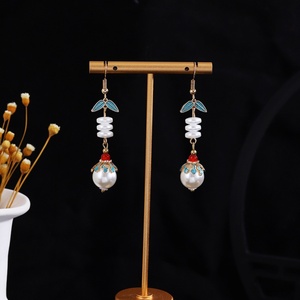 Nouvelles <span class=keywords><strong>boucles</strong></span> <span class=keywords><strong>d</strong></span>'oreilles pour femmes en alliage plaqué or de style chinois vintage avec papillon, goutte <span class=keywords><strong>d</strong></span>'eau, imitation perle et pompon - Product Image 1