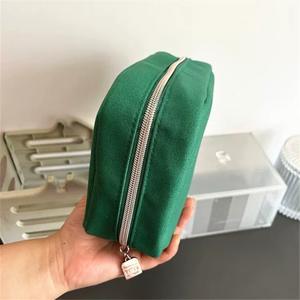 Sacs cosmétiques de maquillage simple vert classique en aluminium de bonbon personnalisable des fabricants de Shenzhen fermeture éclair logo personnalisé de haute qualité - Product Image 5