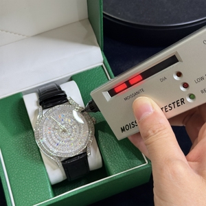 นาฬิกาผู้ชายแบบ Iced Out ประดับเพชรโมอิสซาไนต์ VVS1 คริสตัลแซฟไฟร์ สายหนัง กันน้ำ 50 เมตร ตัวเรือนสแตนเลสสตีล - Product Image 3