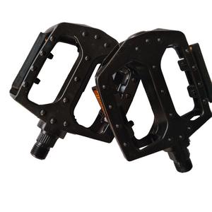 Pedales de Bicicleta de Aleación de Aluminio para Bicicletas de Montaña con Rodamientos Sellados, Eje de Acero Negro y Plateado - Product Image 1