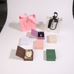 Boîte d'emballage de bijoux en papier écologique de style livre carré réutilisable personnalisée, fermeture magnétique - Idée cadeau premium pour la Saint-Valentin - Product Image 1