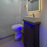 Remorque WC mobile noire avec porte privée verrouillable, éclairage réfléchissant et 2 cabines de douche pour camping de nuit
