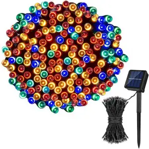 إضاءة شجرة زينة خارجية, كرة كرزية ، كرة ثلوج ، ديكورات ، نافورة ، علامات مرحة ، شاشة عرض بالقرب من إضاءة عيد الميلاد
