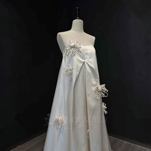 Robe de mariée moderne NT44 à col bateau long en satin, avec appliques en dentelle et broderies de cristaux, fleurs 3D, coupe trapèze et traîne chapelle - Product Image 6