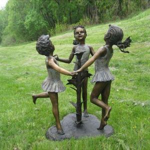 Vente flash Nouvelle statue d'enfants en bronze Meilleurs amis jouant dans le jardin Sculpture en métal personnalisée Modèle imprimé en laiton Technique - Product Image 4
