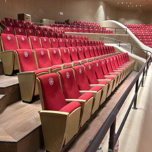 Chaises d'auditorium Manwa Expo HB799 5, vertes, empilables, pour salle de conférence, avec tablettes d'écriture et accoudoirs - Product Image 3