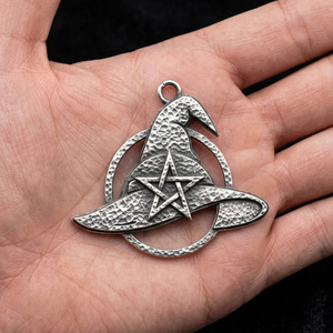 Sombrero de Bruja Gótico con Pentagrama y Círculo, Amuleto Pagano, Talismán Mágico Wiccano, Joyería con Textura Martillada, Regalo para Mujer - Product Image 1