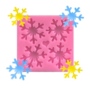 Moldes <span class=keywords><strong>de</strong></span> Silicona <span class=keywords><strong>para</strong></span> Decoración <span class=keywords><strong>de</strong></span> Pasteles y <span class=keywords><strong>Fondant</strong></span>, Diseño Cuadrado 3D, 4 Piezas del Mismo Tamaño y Diseño <span class=keywords><strong>de</strong></span> Copos <span class=keywords><strong>de</strong></span> <span class=keywords><strong>Nieve</strong></span> Clásicos - Product Image 1