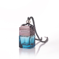 Vente chaude Aroma Diffuseur Mini 8ml Vide Désodorisant En Verre De Voiture Suspendu Bouteille De Parfum Avec Couvercle En Bois