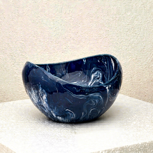 Bol en résine bleu marine électrique |   Plat de rangement décoratif artisanal à motif vague dynamique pour table d'entrée - Product Image 1