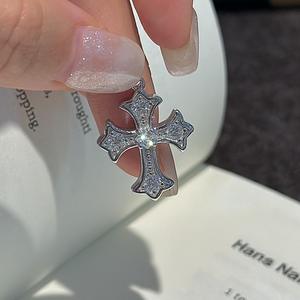 Pendentif en argent pur S925 avec un design de niche de style vintage et un placage or, bijoux simples et élégants micro-incrustés - Product Image 1