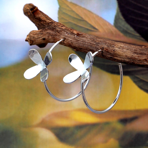 Nouvelle Arrivée Minimaliste Vintage Style Sterling Argent Plaqué Floral Pétale Design Hoop Boucles D'oreilles À La Main avec Nature Flair - Product Image 1