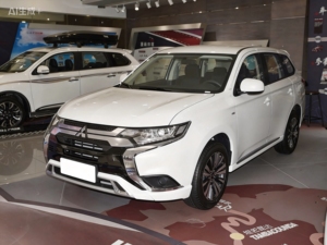La Mitsubishi <span class=keywords><strong>Outlander</strong></span> 2021 2.0L 2WD Active a 5 Posti è un Modello Entry-Level nel Segmento dei SUV Compatti - Product Image 1