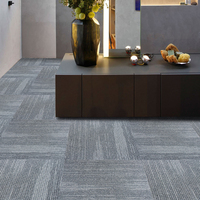 Carreaux de tapis de luxe 100% Pp de haute qualité 50x50 cm carreaux de sol de tapis auto-adhésifs à boucle de niveau commercial uni