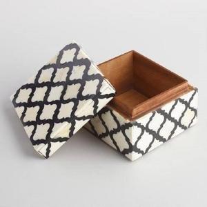 Joyero con incrustaciones de resina de diseño intrincado en construcción de madera maciza para organizar joyas en un estilo elegante DE LA India - Product Image 1