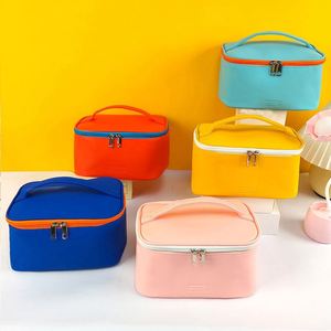 Sac cosmétique en cuir PU blanc personnalisé avec logo imprimé, vente en gros, trousse de maquillage, trousse de voyage, sac cosmétique de luxe pour femmes - Product Image 1