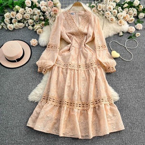 Vestido Feminino Estilo Corte Francês com Manga Lanterna Bordada, Design Vazado Floral com Decote em V e Saia Longa Elegante - Product Image 3
