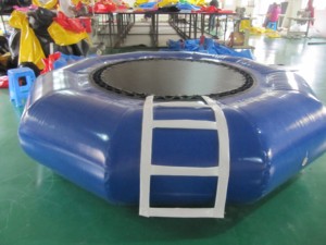 QIQU Vente en gros <span class=keywords><strong>de</strong></span> <span class=keywords><strong>tapis</strong></span> <span class=keywords><strong>de</strong></span> saut aquatique pour enfants et adultes, trampoline flottant gonflable avec logo personnalisé - Product Image 2