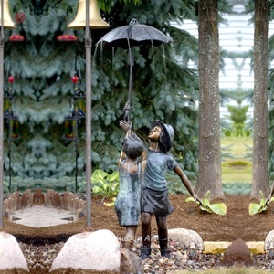 Jardin extérieur grandeur nature Bronze garçon et fille avec parapluie Statue - Product Image 2