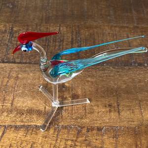 Figurine d'oiseau en verre soufflé à la main avec bec rouge et ailes bleues, sculpture animale décorative artistique, fabriquée à la main au Rajasthan - Product Image 1