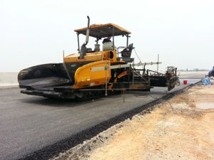 Pavoir d'asphalte multifonctionnel SSP80C-8H, largeur de pavage 8m, avec règle chauffante électrique, engin de construction routière sur chenilles - Product Image 2