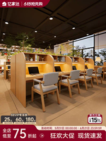 Table de bibliothèque en bois couleur bois avec cloison, bureau de lecture long combiné avec étagère pour plusieurs personnes dans une salle d'étude scolaire