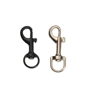 Anneau rotatif en métal gravé de haute qualité en forme de P pour accessoires de sac, laisse de chien et clés, finition plaquée - Product Image 1