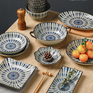 Ensemble de vaisselle en céramique de style japonais à motifs rayés, compatible micro-ondes, avec cuillère - Product Image 1