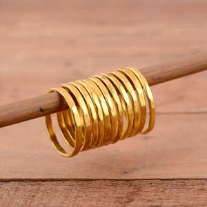 Anillo Apilable Delgado y Elegante de Plata con Baño de Oro de 14K, Diseño Martillado, Ideal para Regalo de Boda - Product Image 3