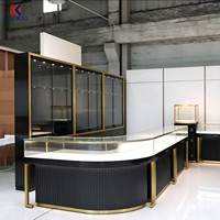 Vitrine de présentation incurvée en verre pour bijoux avec cadre en métal doré pour boutique de luxe