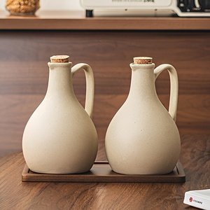 Ensemble de bouteilles distributrices d'huile d'olive <span class=keywords><strong>en</strong></span> céramique avec <span class=keywords><strong>bouchon</strong></span> <span class=keywords><strong>en</strong></span> liège, poignée et plateau <span class=keywords><strong>en</strong></span> bois, et cruche à vinaigre <span class=keywords><strong>pour</strong></span> le rangement sur comptoir de cuisine - Product Image 2