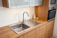 Évier de cuisine moderne en acier inoxydable à cuve unique carrée de petit diamètre, 90x50, avec égouttoir, installation encastrée ou surélevée, vente en gros