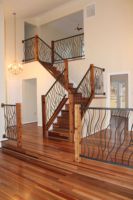 Luxusvilla Maßgefertigte Stahlkonstruktion mit Dekorativer Schmiedeeisen-Balustrade Treppe