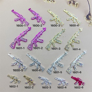 Paso Sico Novedad en Arte de Uñas, Joyería Metálica Plateada con Diamantes en Forma de Pistola, Modelo de Simulación de Arma AK 1600 con Destellos - Product Image 1