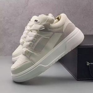 รองเท้าเดินหรูหราดีไซน์ใหม่ปี 2026 สีดำขาว รองเท้าลำลองแฟชั่นผู้ชาย หนังและยาง รองเท้าผ้าใบดีไซน์เนอร์สำหรับผู้ชาย - Product Image 4