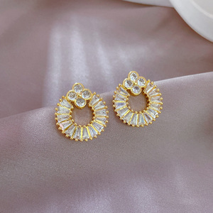 Ensemble collier et boucles d'oreilles en laiton micro-incrusté de zircon, plaqué or 18 carats PVD, avec chaîne en acier inoxydable et pendentif trèfle circulaire - Product Image 5